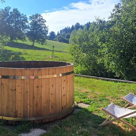 Bioloski Glamping Po Metodi Rudolfa Steinerja, Bio Kmetija Ropret Stegne & Center Za Naravno Otrostvo In Druzino