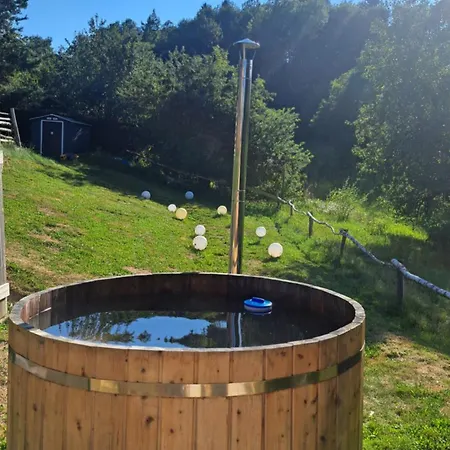 木屋 Bioloski Glamping Po Metodi Rudolfa Steinerja, Bio Kmetija Ropret Stegne & Center Za Naravno Otrostvo In Druzino *